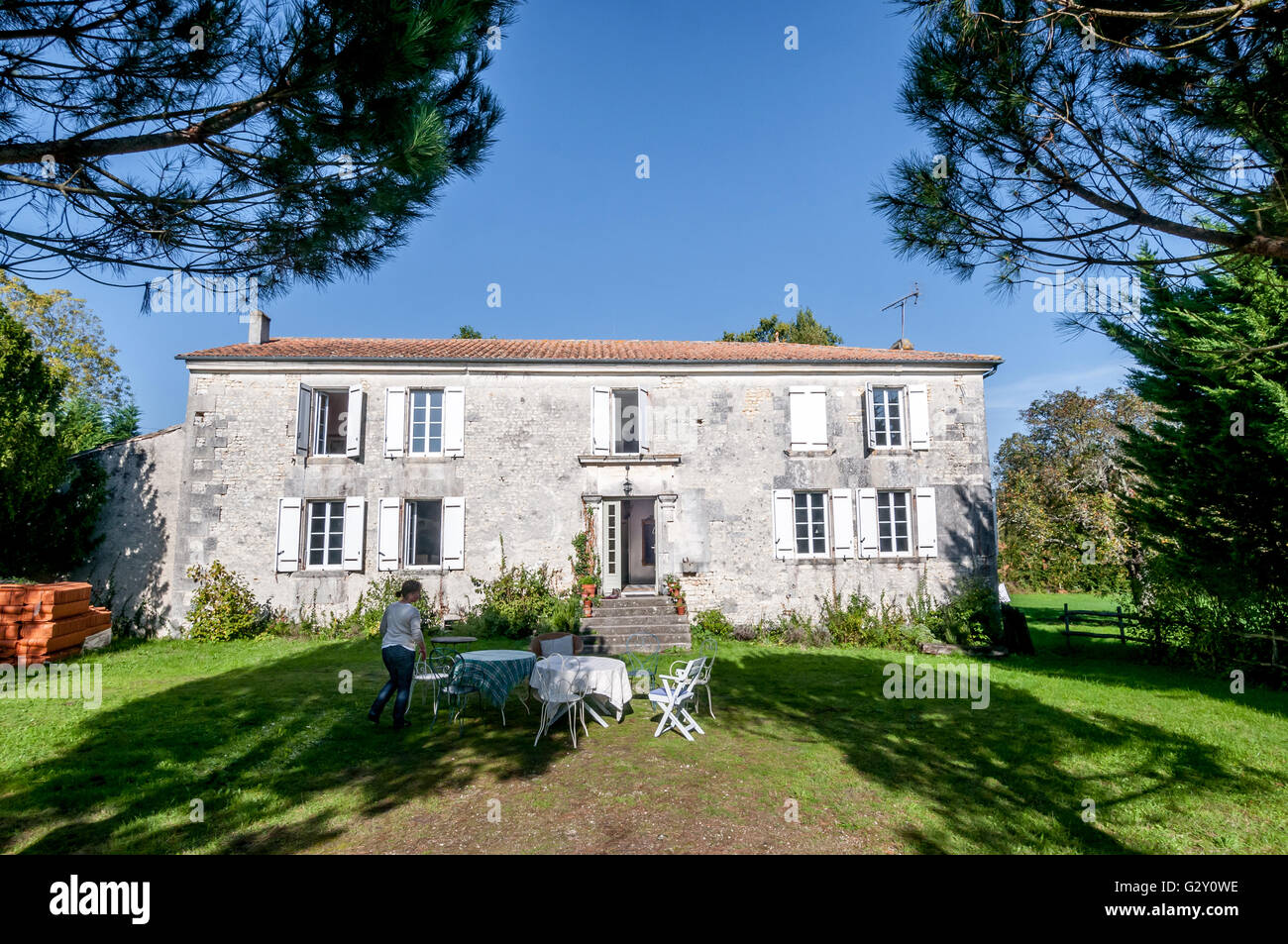 Un tipico solido rurale casale in pietra nella Charente regione della Francia più profonda. Foto Stock