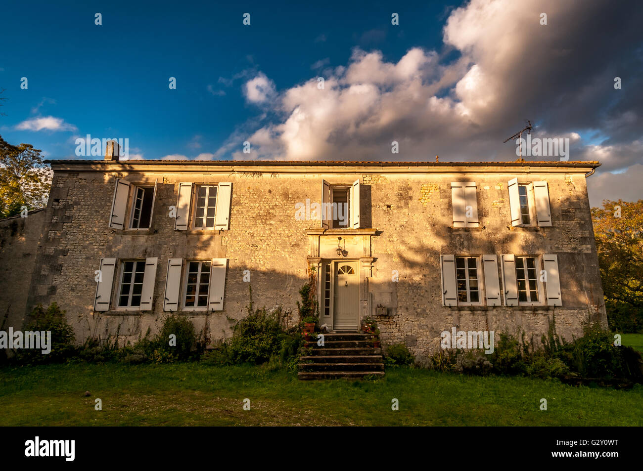 Un tipico solido rurale casale in pietra nella Charente regione della Francia più profonda. Foto Stock