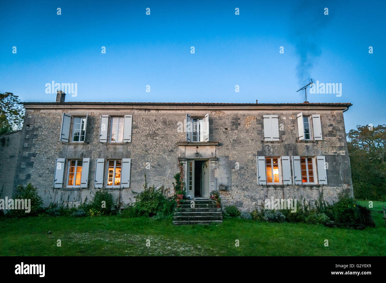 Un tipico solido rurale casale in pietra nella Charente regione della Francia più profonda. Foto Stock