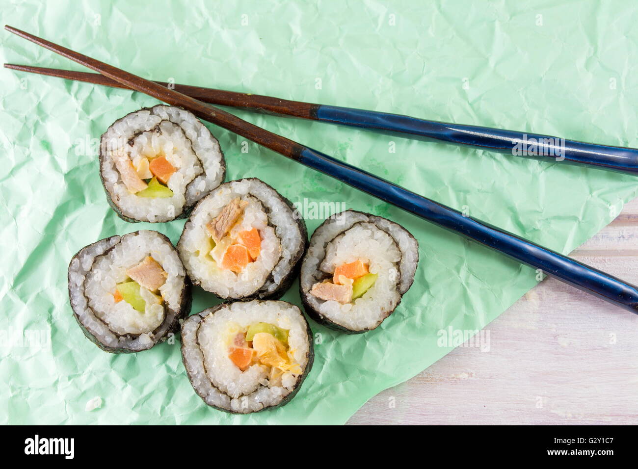 Rotoli di sushi servita con bacchette di legno Foto Stock