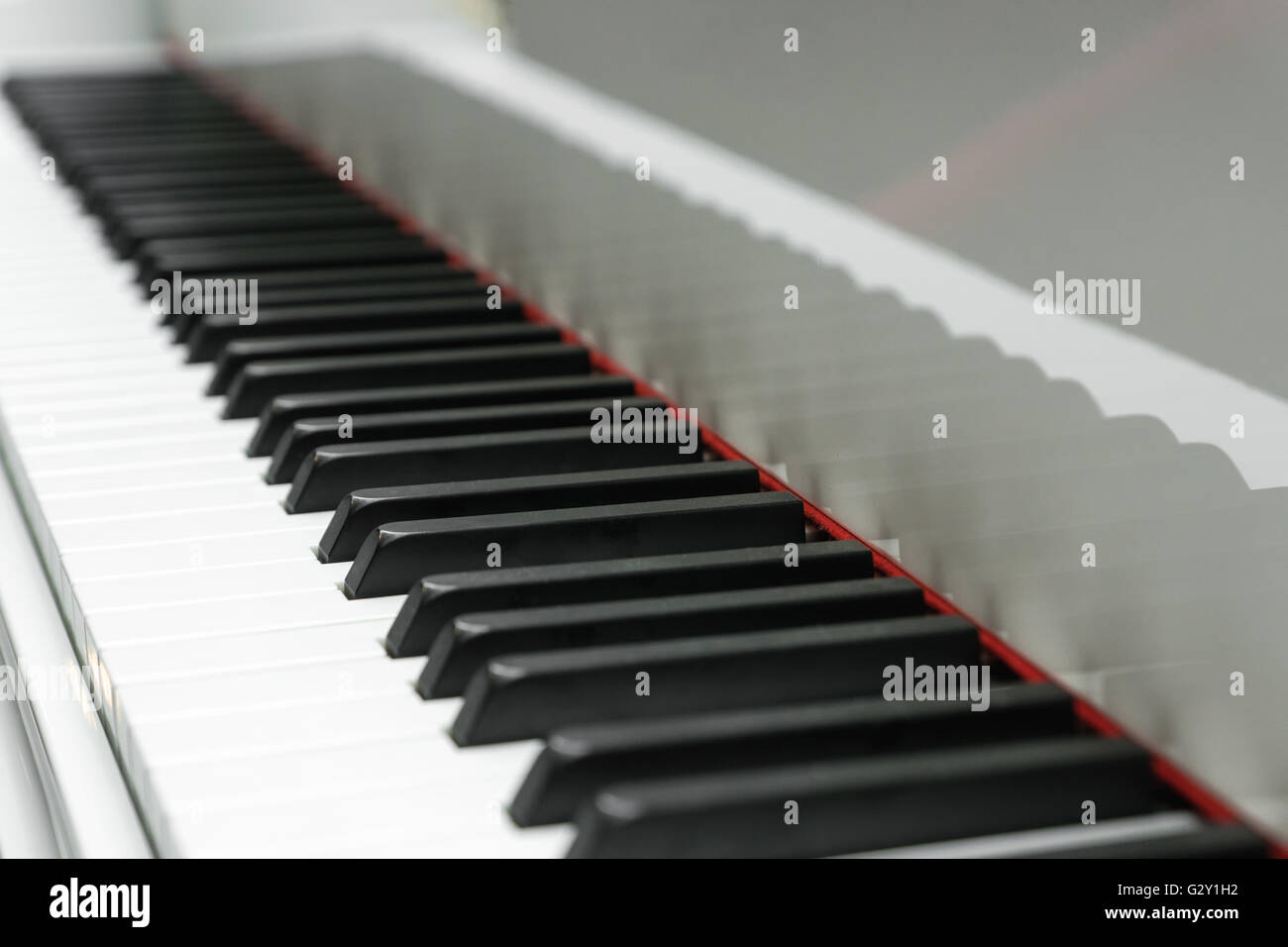 Tastiera per pianoforte con sfondo scelto focus - la profondità di campo ridotta. Foto Stock