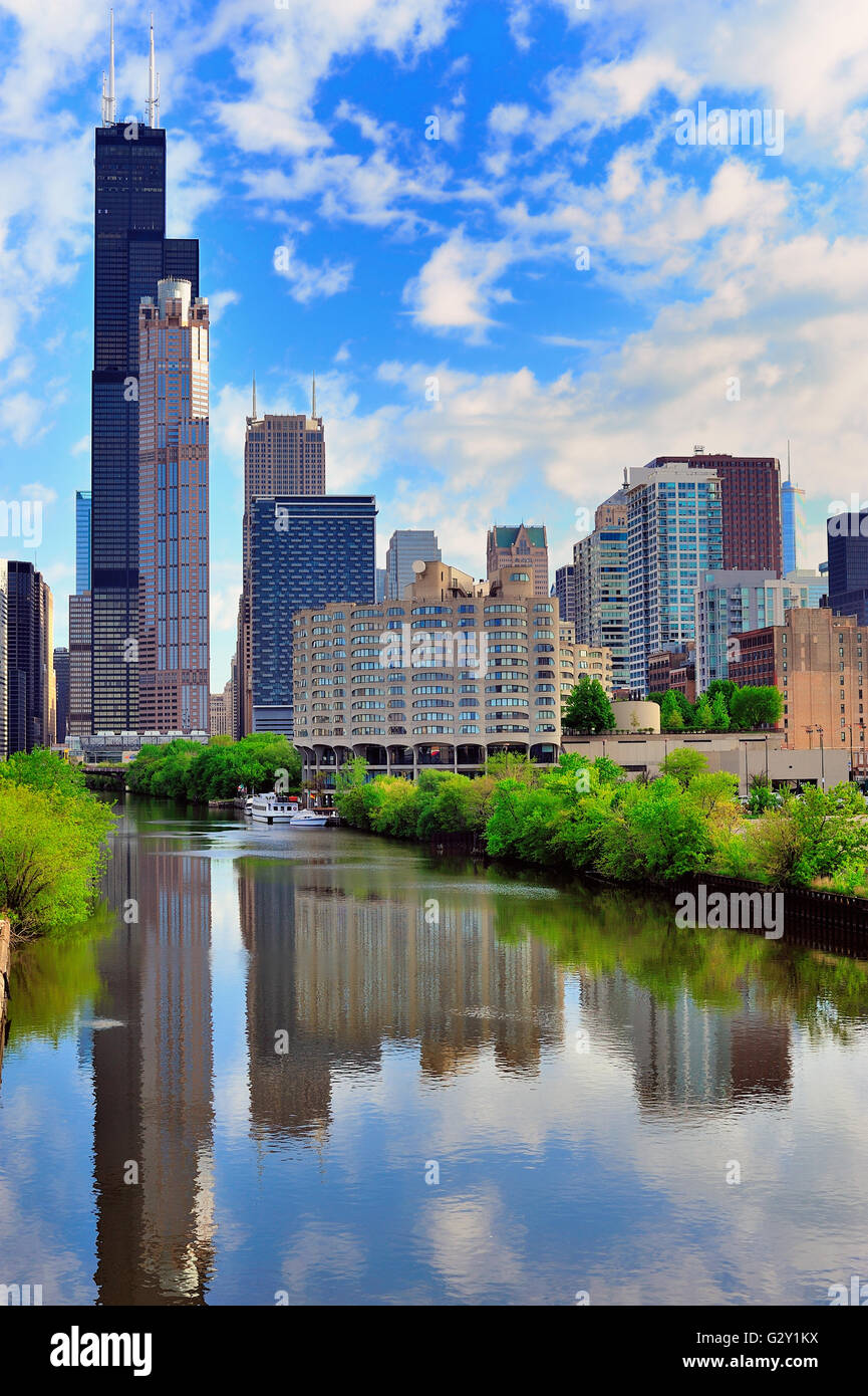 La mattina presto si illumina una porzione di Chicago del sud dello skyline di loop in cui si riflette nella Chicago River. Chicago, Illinois, Stati Uniti d'America. Foto Stock