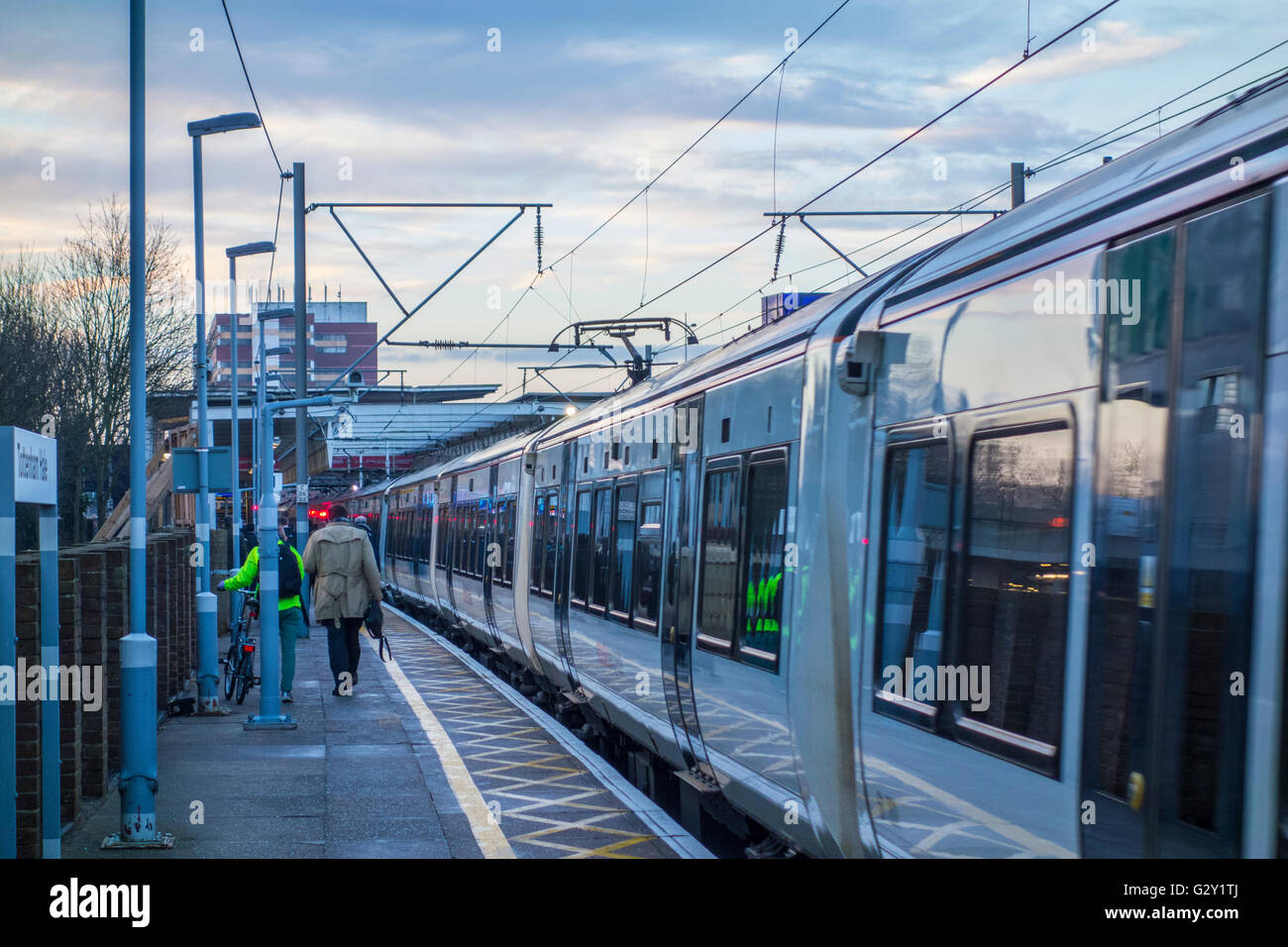 Tottenham Hale piattaforma, London, Regno Unito Foto Stock