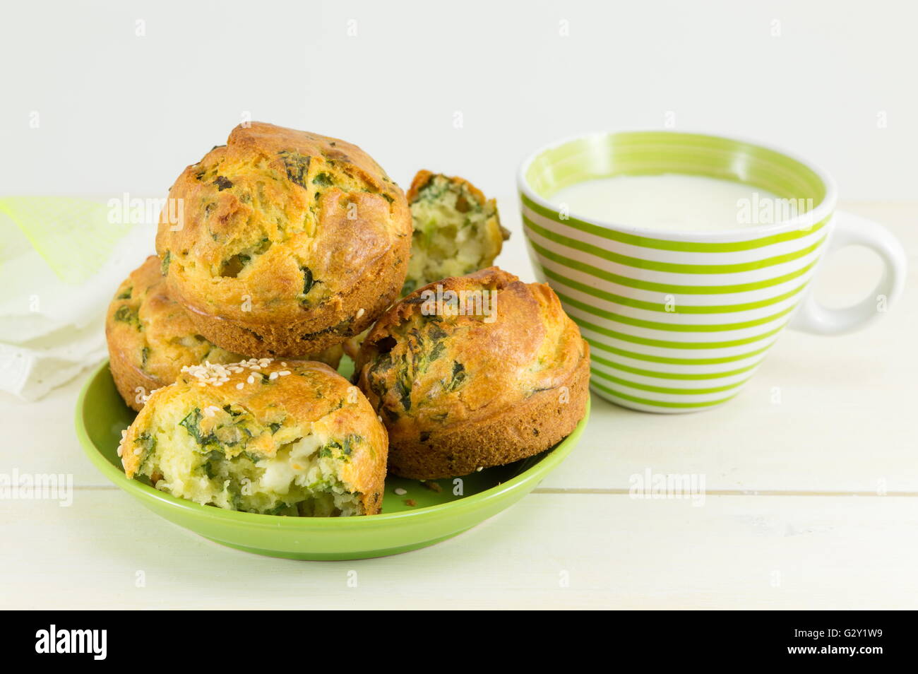 Il pane di mais con gli spinaci in un bianco tavolo in legno Foto Stock