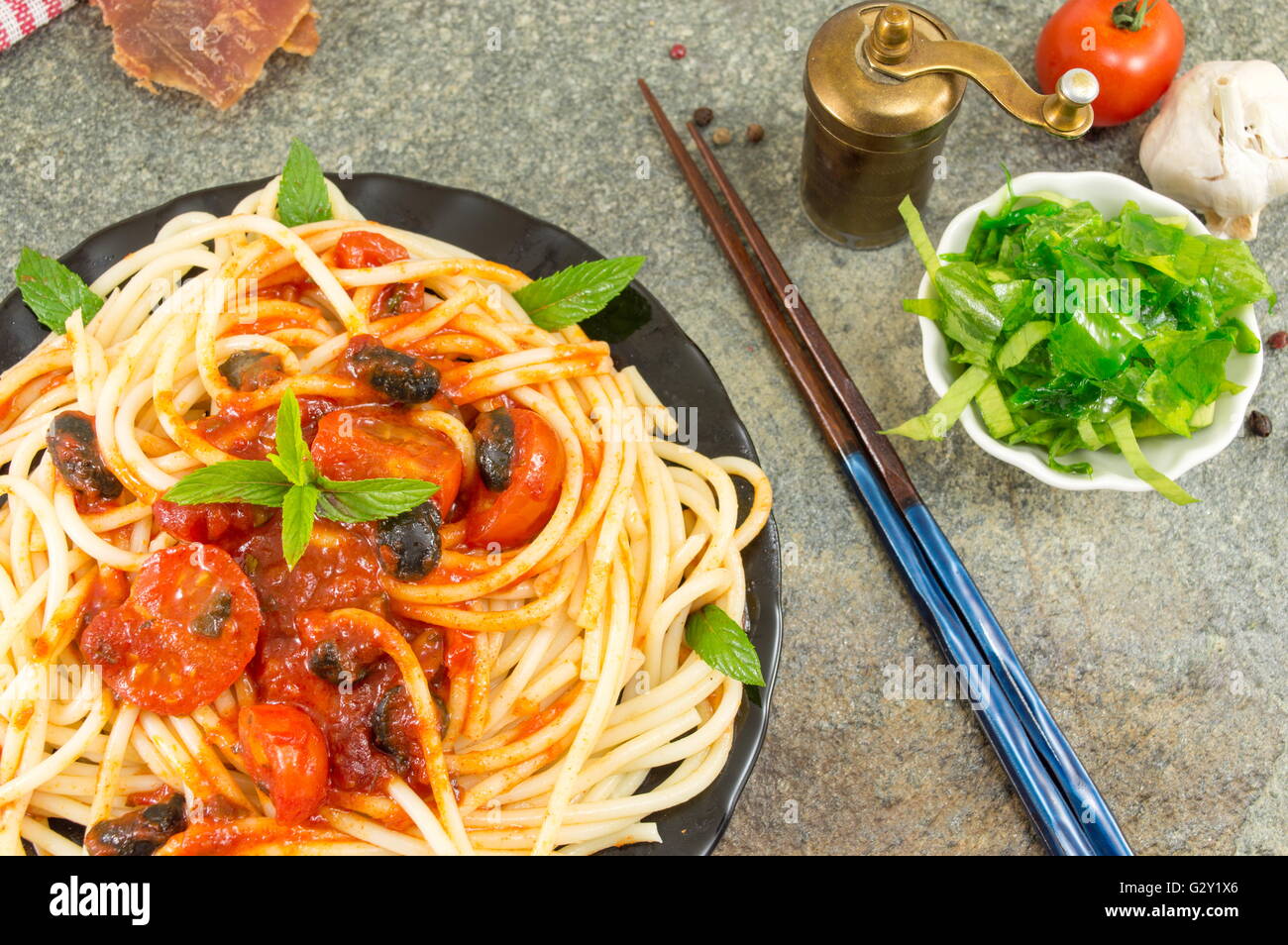 Spaghetti servita con ketchup, formaggio, verdure e prezzemolo. Foto Stock