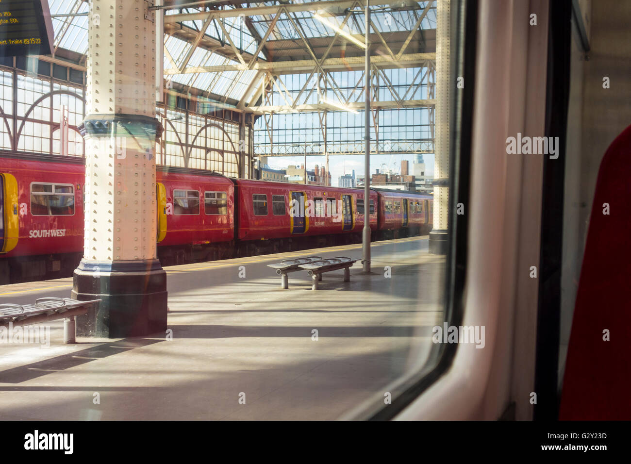 Stazione Waterloo di Londra platform osservata attraverso una finestra del treno Foto Stock