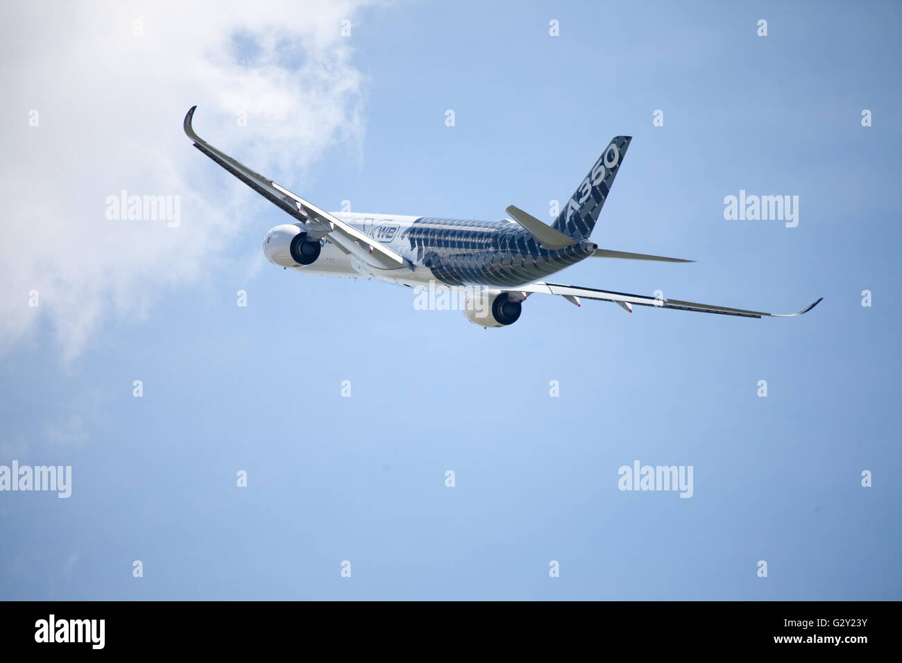 Berlino / GERMANIA - GIUGNO 3,2016: Airbus A 350 - 900 il volo aereo sull aeroporto di Berlino / Repubblica federale di Germania il 3 giugno 2016. Foto Stock