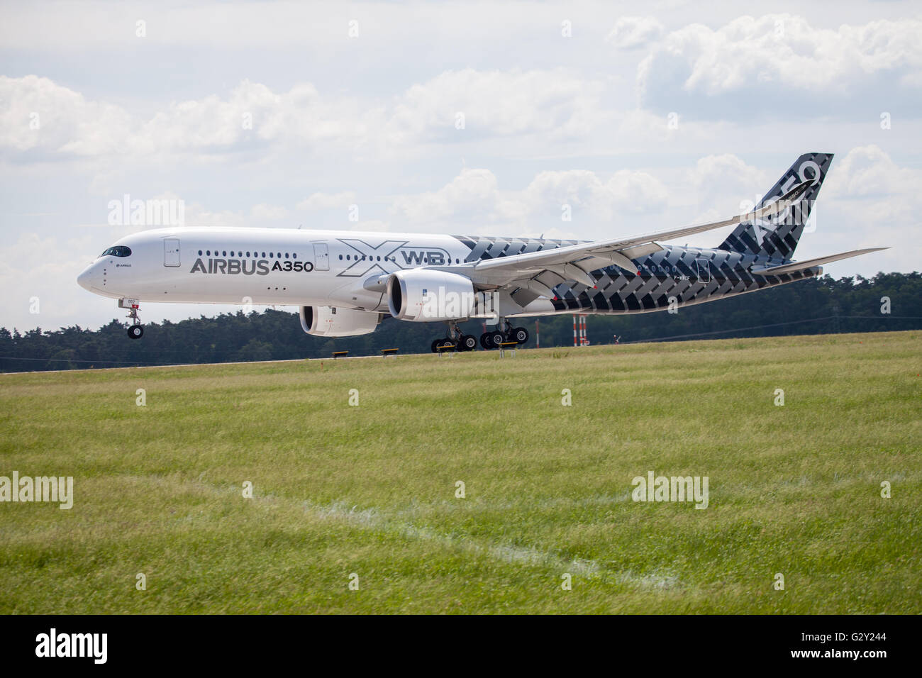 Berlino / GERMANIA - GIUGNO 3,2016: Airbus A 350 - 900 aereo atterra su airport a Berlino / Repubblica federale di Germania il 3 giugno 2016. Foto Stock