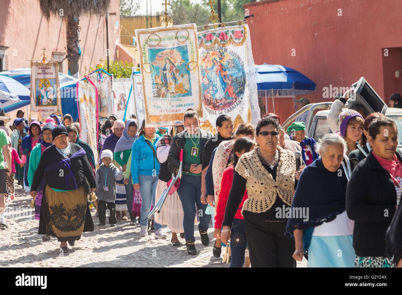 Pellegrini indigeni detiene una processione al Santuario di Atotonilco un importante santuario Cattolico in Atotonilco, Messico. Foto Stock