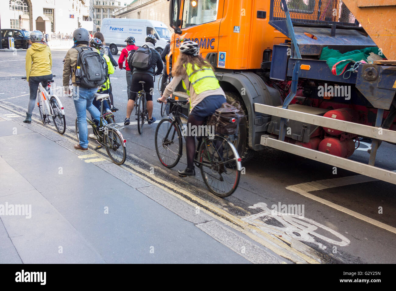 I ciclisti a Londra in attesa in corrispondenza di una giunzione accanto alla cabina di un autocarro pesante nel punto cieco. Banca junction, città di Londra, Regno Unito Foto Stock