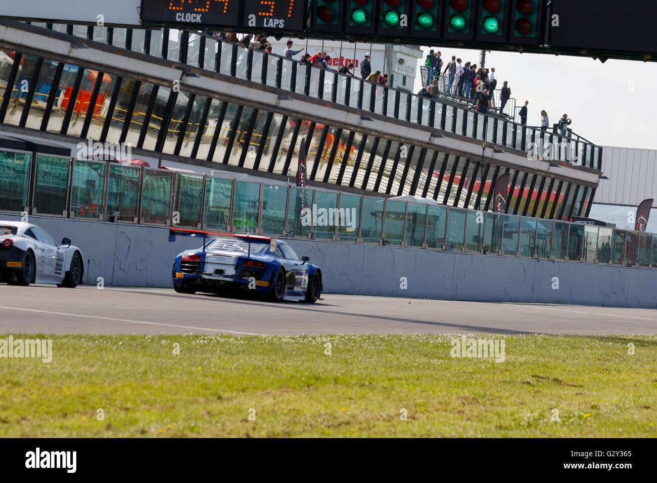 Misano Adriatico, Italia - 10 Aprile 2016: Audi R8 LMS Ultra di Sainteloc Racing Team, guidati da Pierre Feligioni, il Blancpain GT Sport Club principali gara di Misano World Circuit. Foto Stock Misano Adriatico, Italia - 10 Aprile 2016: Audi R8 LMS Ultra di Sainteloc Racing Team, guidati da Pierre Feligioni, il Blancpain GT Sport Club principali gara di Misano World Circuit. Foto Stock