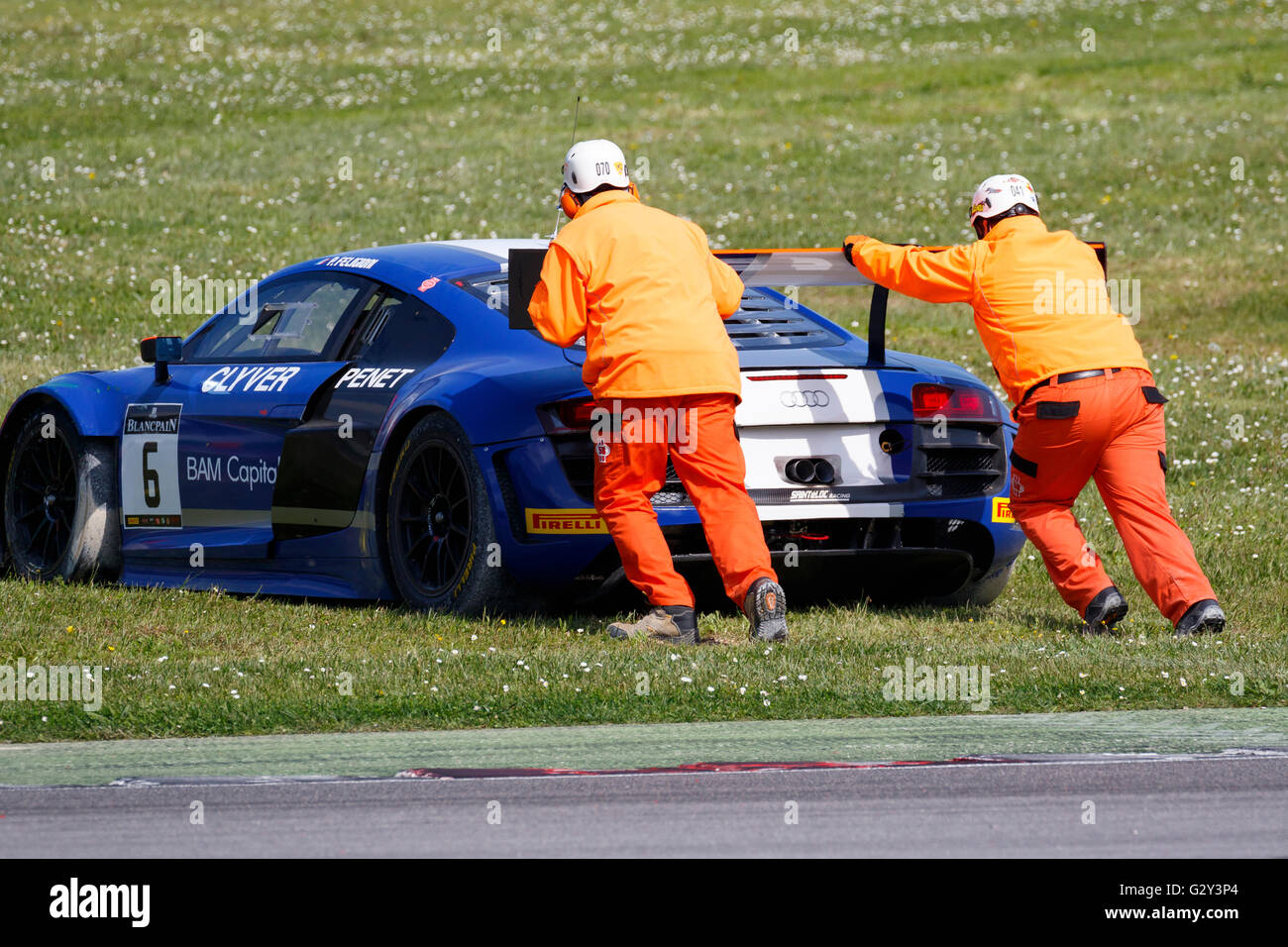 Misano Adriatico, Italia - 10 Aprile 2016: Audi R8 LMS Ultra di Sainteloc Racing Team, guidati da Pierre Feligioni, il Blancpain GT Sport Club principali gara di Misano World Circuit. Foto Stock