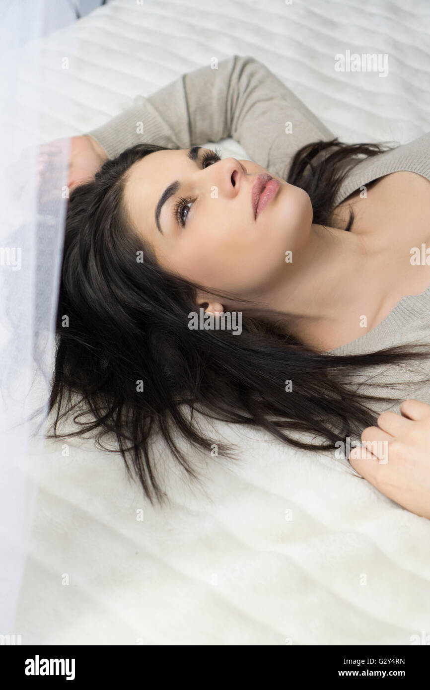 Giovane donna a letto Foto Stock