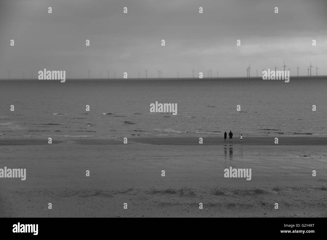 Una famiglia fuori per una passeggiata in riva al mare Foto Stock