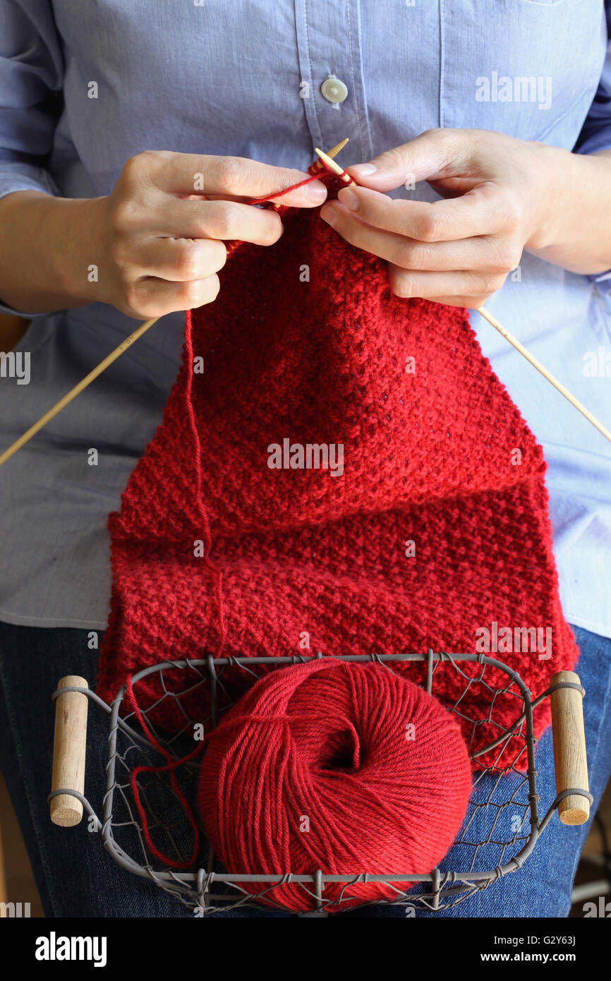 Donna mani rosso maglia Sciarpa di lana Foto Stock