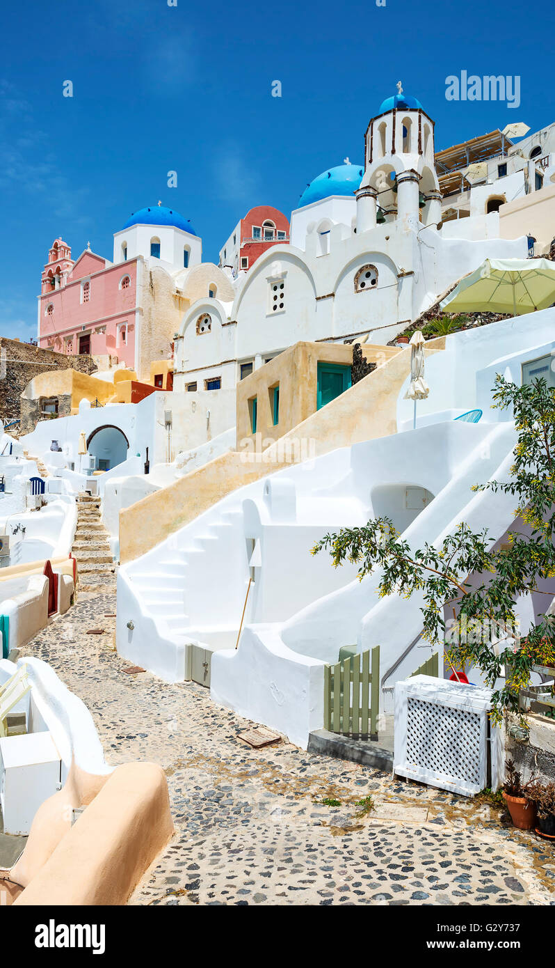 Bianco-blu di Santorini - Vista della caldera con cupole Foto Stock