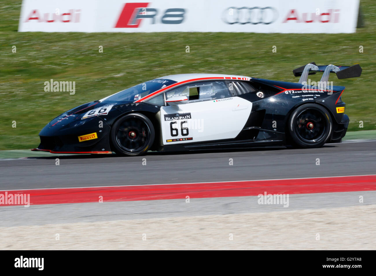 Misano Adriatico, Italia - 10 Aprile 2016: Corvette C 6 ZR1 GTE di Attempto Racing Team, guidati da Mauro CasadeiI, il Blancpain GT Sport Club principali gara di Misano World Circuit. Foto Stock