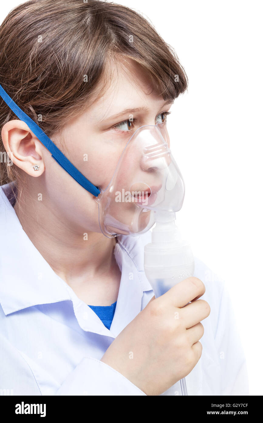 Medical cure inalatorie - ragazza respira con maschera facciale di moderni jet nebulizzatore isolati su sfondo bianco Foto Stock