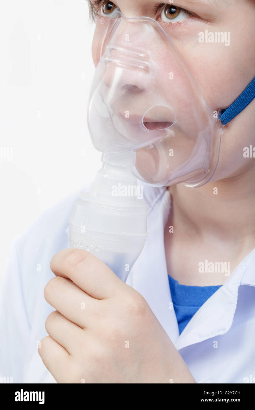 Medical cure inalatorie - ragazza respira con maschera facciale di moderni jet nebulizzatore Foto Stock