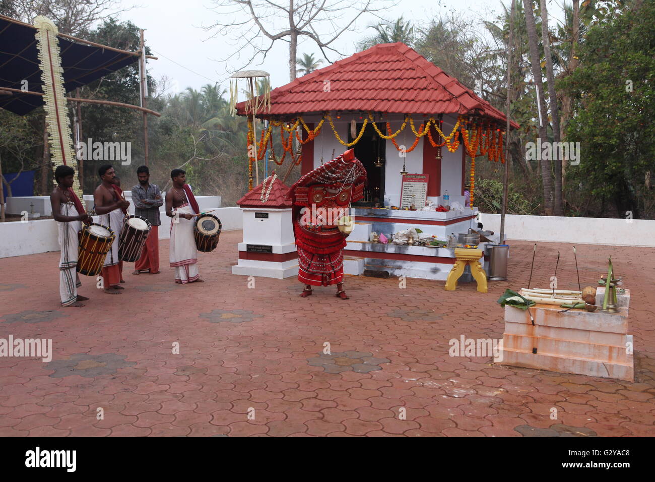 Kaliyattam,ritualismo forma d'arte del nord kerala,di scena presso un tempio nel distretto di kannur Foto Stock