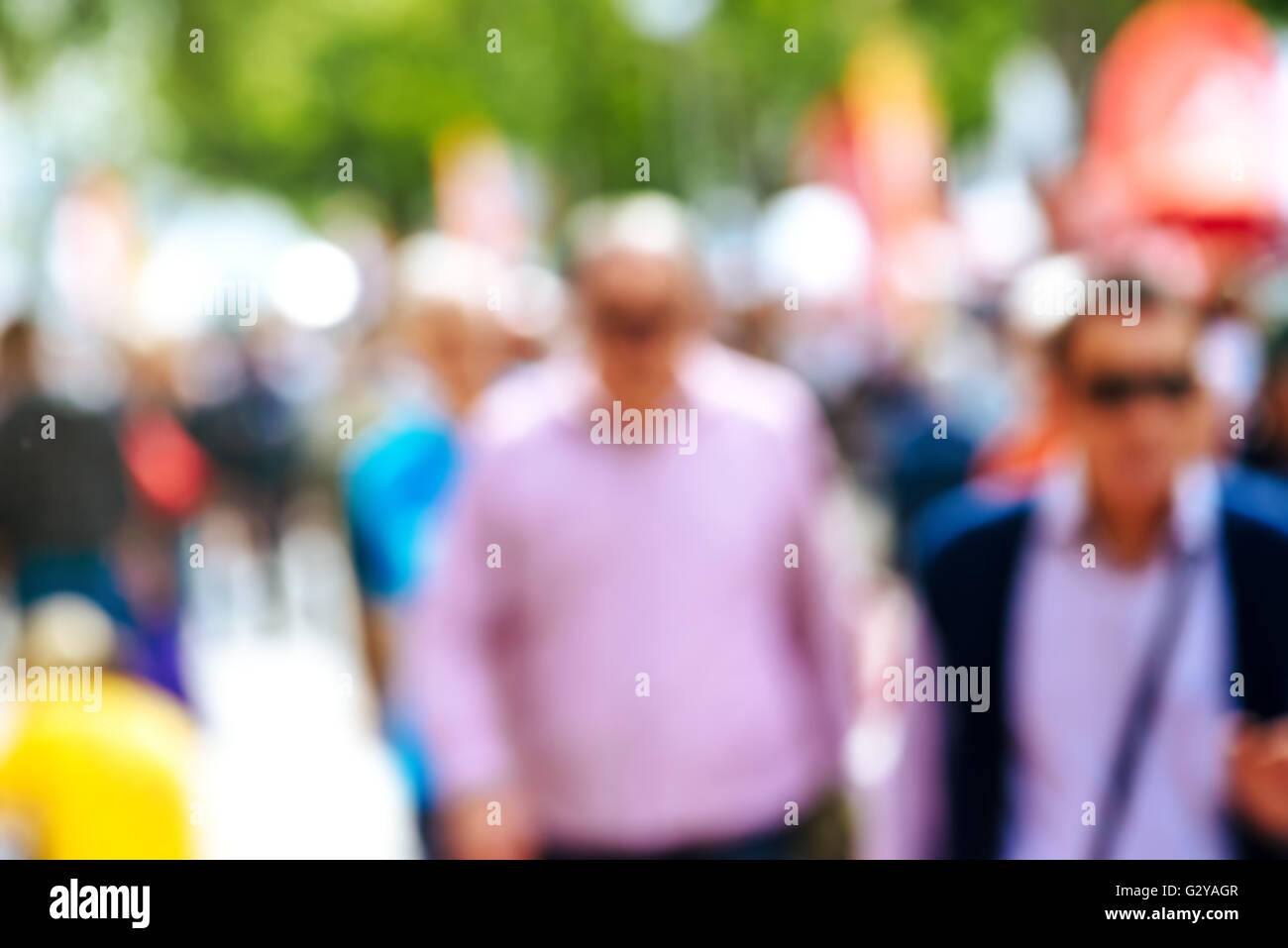 Strada urbana con pedoni fuori fuoco, irriconoscibile la gente di tutti i giorni in ambiente urbano Foto Stock