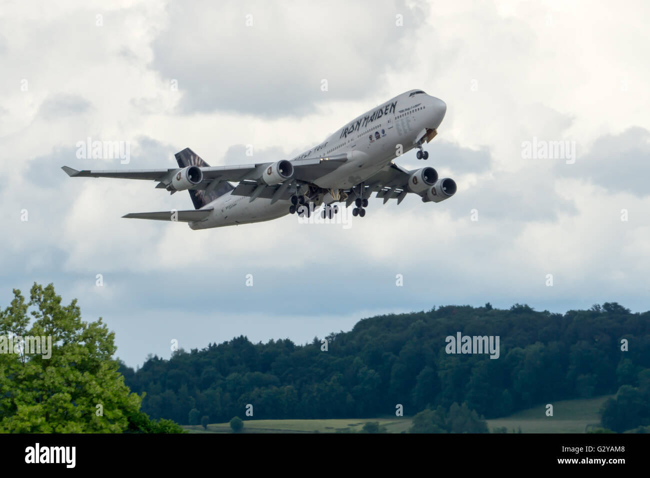 "Forza ed un' Iron Maiden Boeing B747-428 a Zurigo (Svizzera) il decollo di un breve volo per Vienna (Austria) Foto Stock