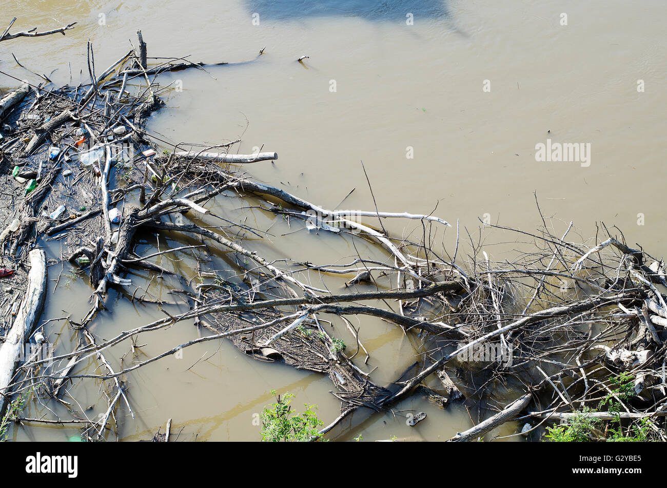 Inquinamento di acqua nel fiume perché non industriali trattare l' acqua Foto Stock