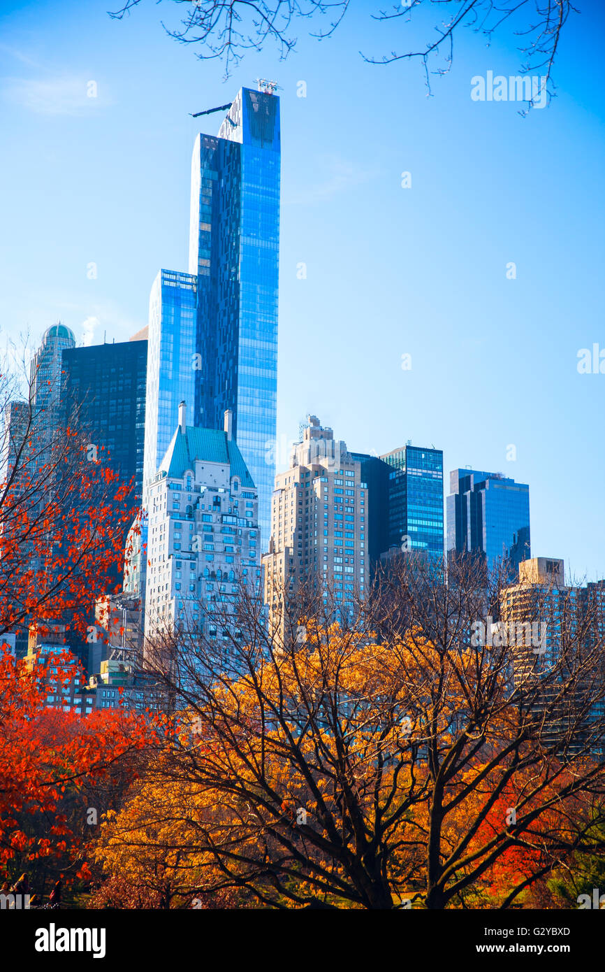 New York City Manhattan Central Park panorama in autunno il lago con grattacieli e alberi colorati con la riflessione. Foto Stock