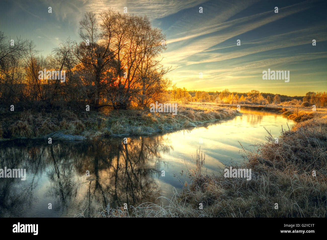Alba sul fiume .osen. La brina su alberi ed erba Foto Stock