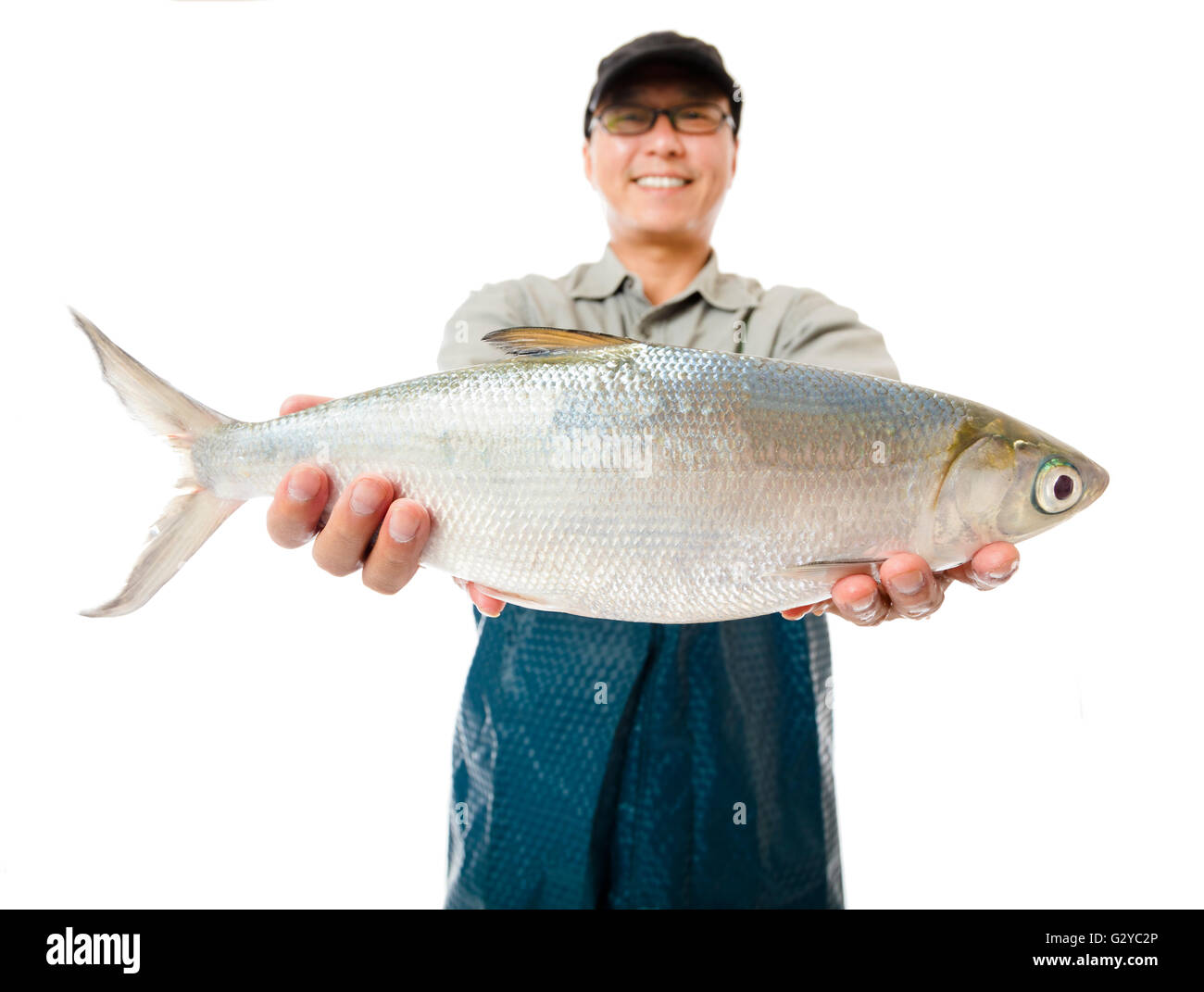 Felice pescatore che mostra grande pesce milkfish isolato su bianco Foto Stock