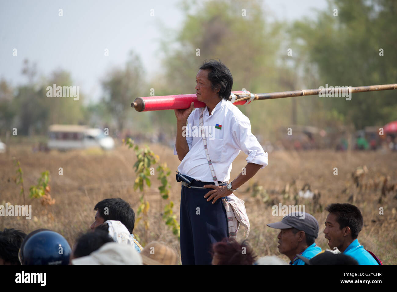 Un Pa'O uomo con un razzo di bambù sulla sua spalla durante il pa'o popolo Giornata nazionale in Demoso, Stato Kayah, Myanmar Foto Stock