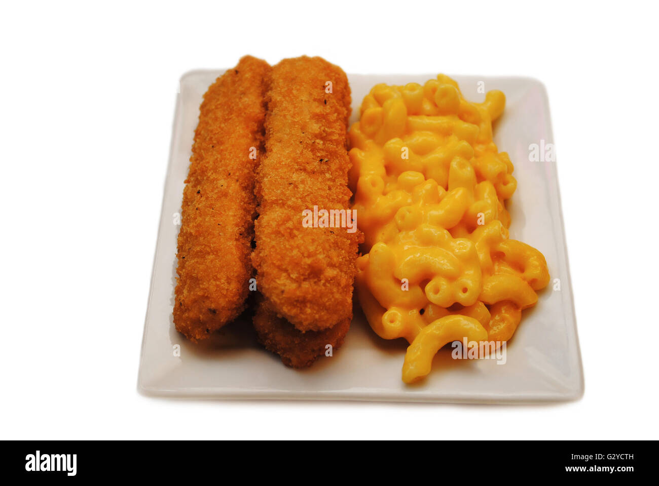 Bastoncini di pesce serviti su una piastra con Mac & Cheese Foto Stock