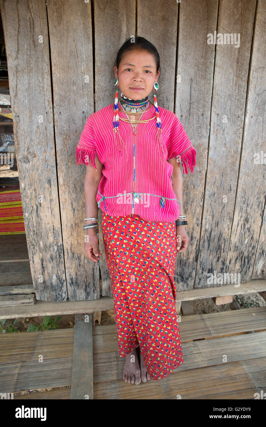 Vestito tradizionale myanmar immagini e fotografie stock ad alta  risoluzione - Alamy