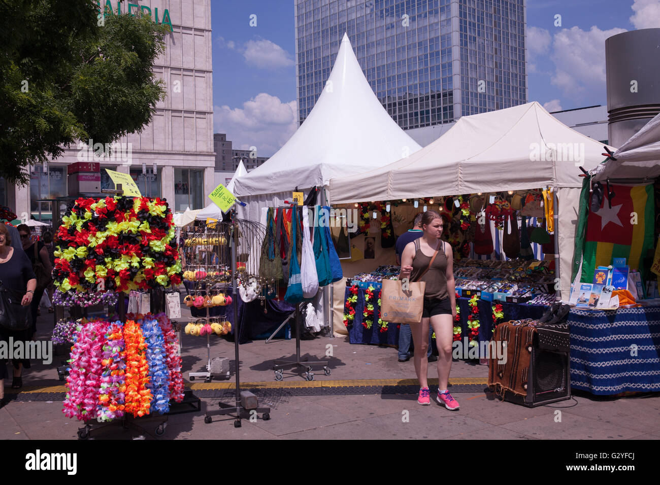 Berlino, Germania. 04 Giugno, 2016. Diverse attività culturali (musica, arte) e programma culinario dall'Africa. Sotto lo slogan "Prospettive sul sito ' il KENAKO Africa indirizzata festival locali e globali e le cause della migrazione dall'Africa all'Europa ma anche la situazione della comunità africana in Germania e in Europa. Esso offre tavole rotonde, workshop e molto di più su questo argomento Credito: Aitor Diego Sanchez/Alamy Live News Foto Stock