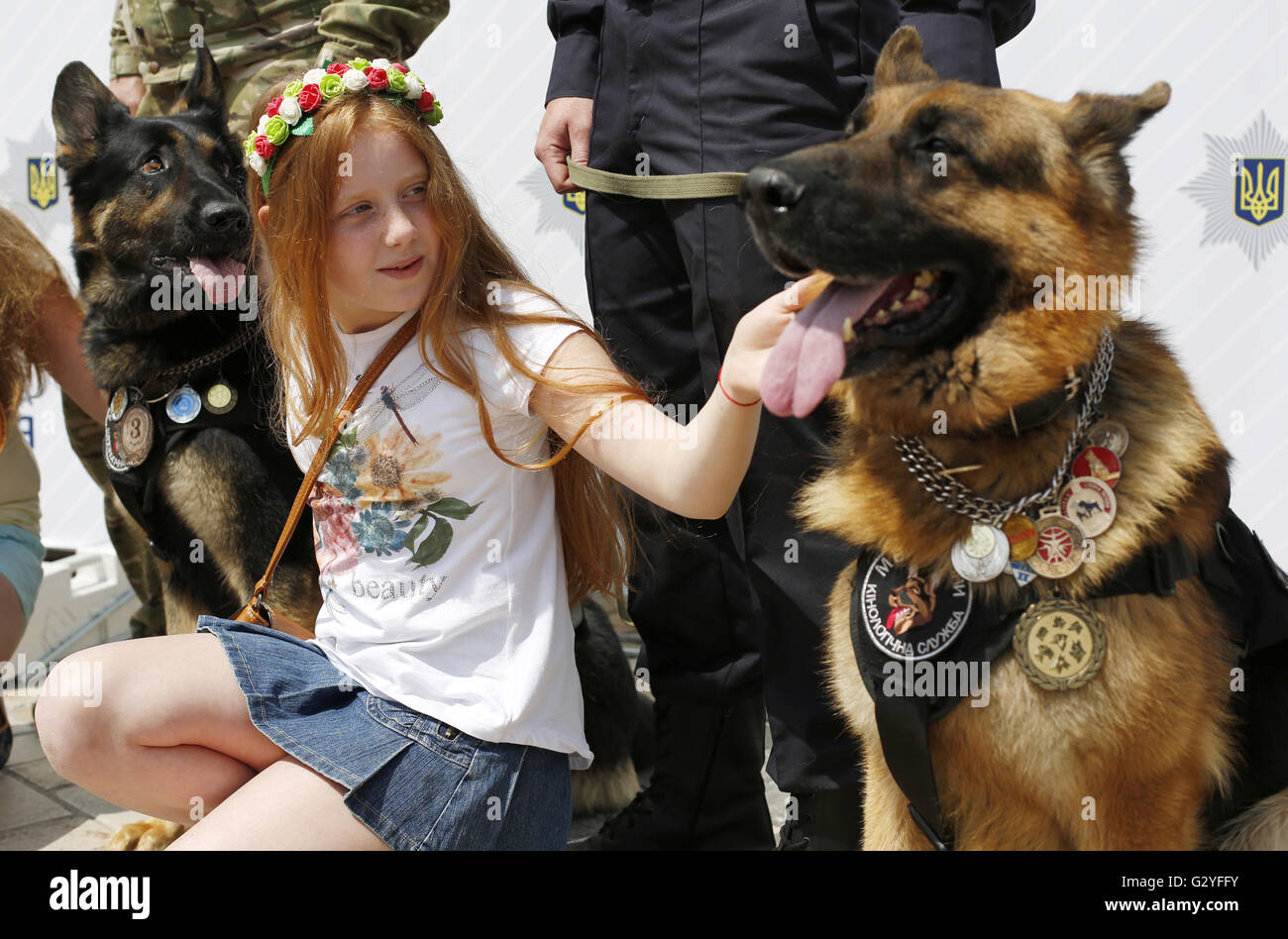 4 giugno 2016 - La ragazza prende una foto con cani da guardia durante la carità, l'evento dedicato alla International giornata per i bambini presso la piazza di Sofia in Kiev, Ucraina, Giugno 4, 2016. © Anatolii Stepanov/ZUMA filo/Alamy Live News Foto Stock