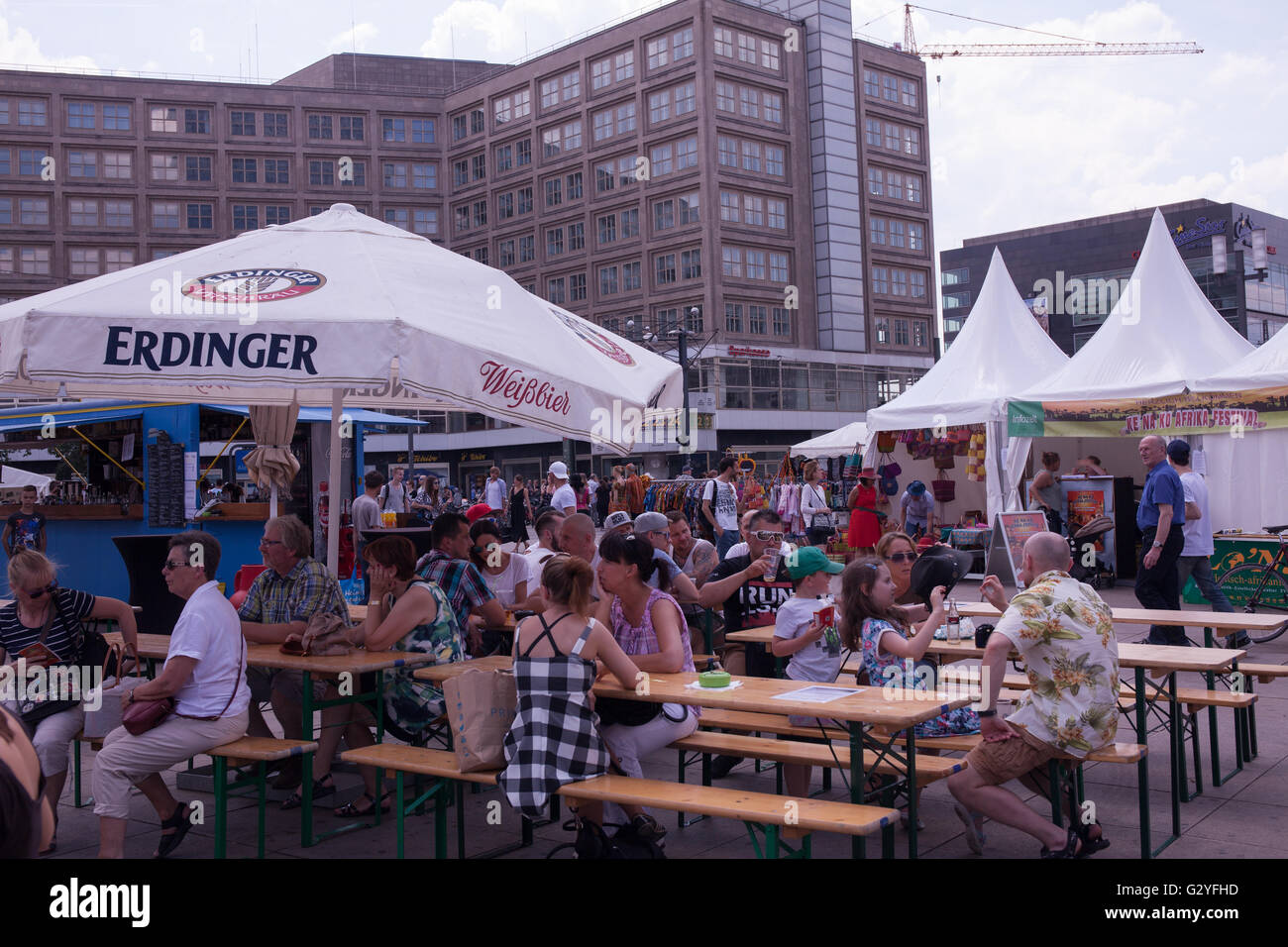 Berlino, Germania. 04 Giugno, 2016. Diverse attività culturali (musica, arte) e programma culinario dall'Africa. Sotto lo slogan "Prospettive sul sito ' il KENAKO Africa indirizzata festival locali e globali e le cause della migrazione dall'Africa all'Europa ma anche la situazione della comunità africana in Germania e in Europa. Esso offre tavole rotonde, workshop e molto di più su questo argomento Credito: Aitor Diego Sanchez/Alamy Live News Foto Stock