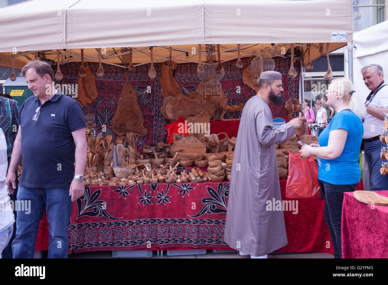 Berlino, Germania. 04 Giugno, 2016. Diverse attività culturali (musica, arte) e programma culinario dall'Africa. Sotto lo slogan "Prospettive sul sito ' il KENAKO Africa indirizzata festival locali e globali e le cause della migrazione dall'Africa all'Europa ma anche la situazione della comunità africana in Germania e in Europa. Esso offre tavole rotonde, workshop e molto di più su questo argomento Credito: Aitor Diego Sanchez/Alamy Live News Foto Stock