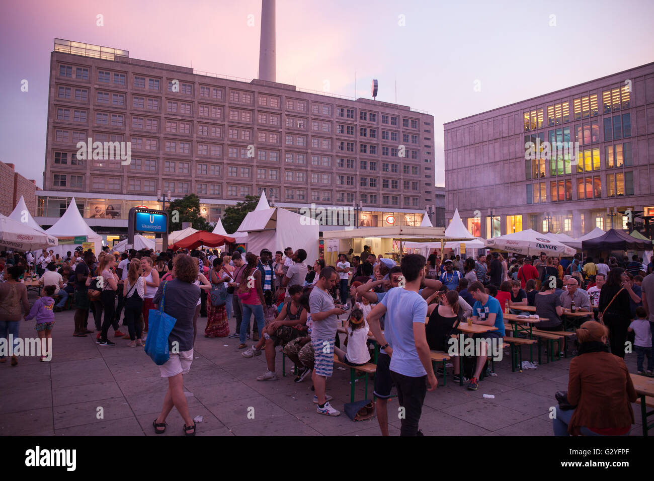 Berlino, Germania. 04 Giugno, 2016. Diverse attività culturali (musica, arte) e programma culinario dall'Africa. Sotto lo slogan "Prospettive sul sito ' il KENAKO Africa indirizzata festival locali e globali e le cause della migrazione dall'Africa all'Europa ma anche la situazione della comunità africana in Germania e in Europa. Esso offre tavole rotonde, workshop e molto di più su questo argomento Credito: Aitor Diego Sanchez/Alamy Live News Foto Stock