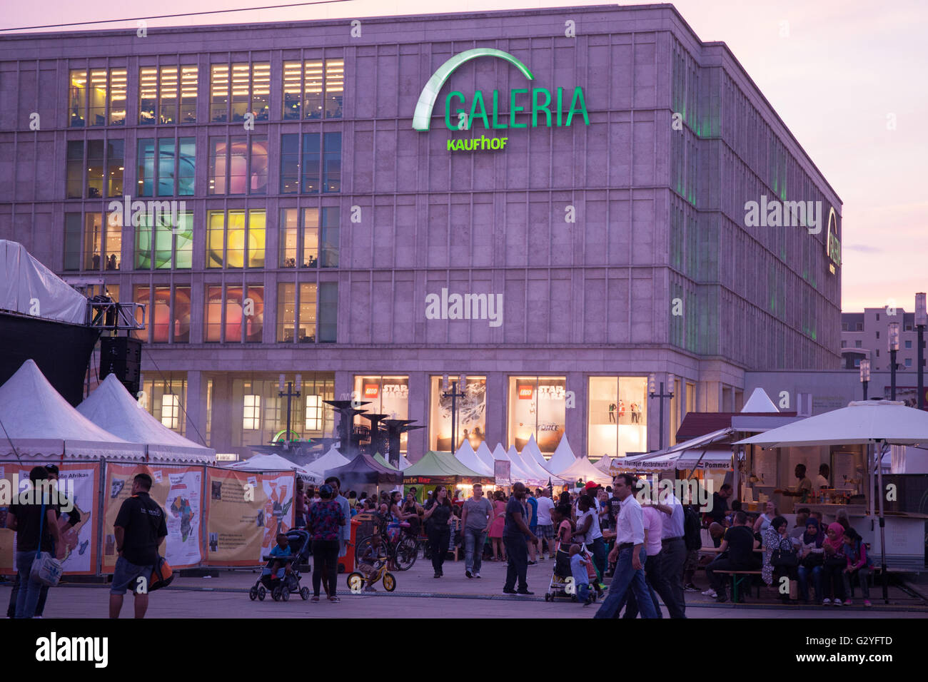 Berlino, Germania. 04 Giugno, 2016. Diverse attività culturali (musica, arte) e programma culinario dall'Africa. Sotto lo slogan "Prospettive sul sito ' il KENAKO Africa indirizzata festival locali e globali e le cause della migrazione dall'Africa all'Europa ma anche la situazione della comunità africana in Germania e in Europa. Esso offre tavole rotonde, workshop e molto di più su questo argomento Credito: Aitor Diego Sanchez/Alamy Live News Foto Stock