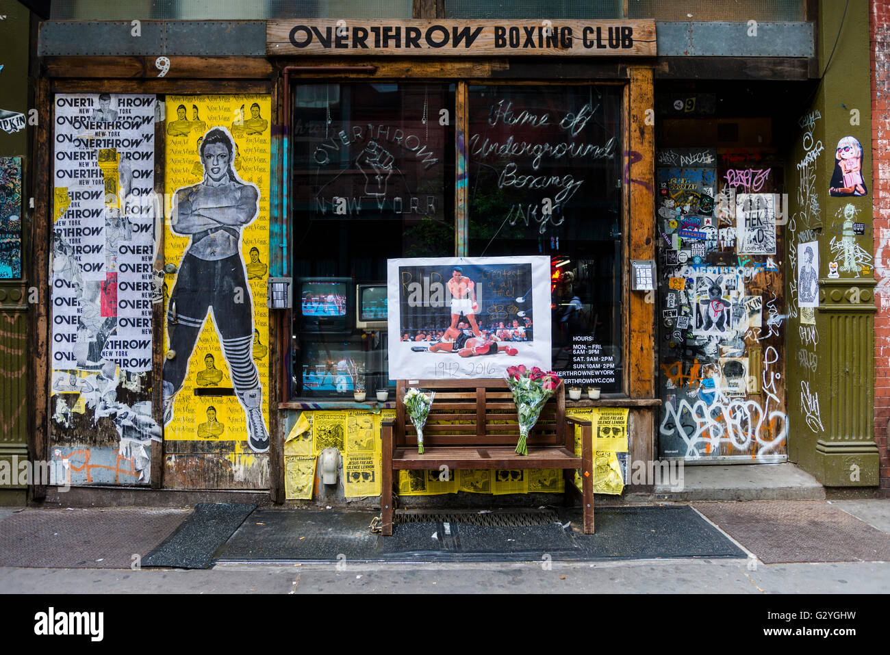 New York, Stati Uniti d'America. Il 4 giugno, 2016. La memoria di Muhammad Ali, al di fuori del rovesciamento Boxing Club nell'East Village Credit: Stacy Rosenstock Walsh/Alamy Live News Foto Stock