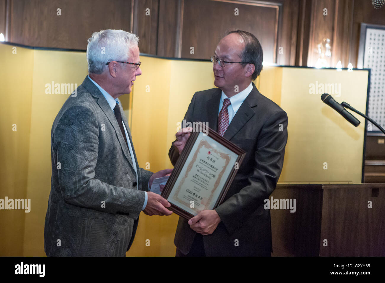 New York, NY - 3 giugno 2016. Reiichiro Takahashi, Ambasciatore e Consolato Generale del Giappone di New York presentando lo chef David Bouley il titolo la cucina giapponese ambasciatore di benevolenza per il suo lavoro nel portare la cucina Giapponese per gli Stati Uniti Il premio è stato presentato presso la residenza dell'ambasciatore. Credit: Ed Lefkowicz/Alamy Live News Foto Stock