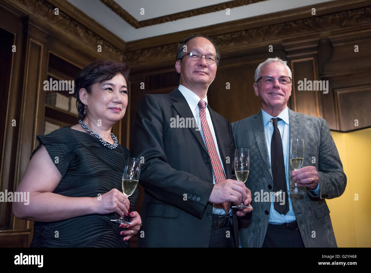 New York, NY - 3 giugno 2016. Reiichiro Takahashi, ambasciatore e il Consolato Generale del Giappone a New York, di tostatura lo chef David Bouley a una cerimonia di premiazione a lui il titolo della cucina giapponese ambasciatore di benevolenza per il suo lavoro nel portare la cucina Giapponese per gli Stati Uniti Sulla sinistra è Saori Kawano, fondatore della società Gohan e presidente di Korin la società commerciale giapponese, un importatore o un raffinato chef giapponese coltelli. Credit: Ed Lefkowicz/Alamy Live News Foto Stock