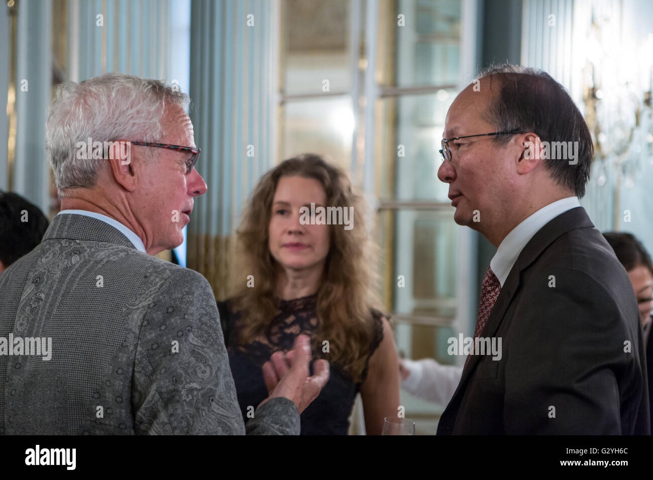 New York, NY - 3 giugno 2016. Lo chef David Bouley e Reiichiro Takahashi. Ambasciatore giapponese ed il Consolato Generale del Giappone a New York, a parlare dopo una cerimonia di premiazione Bouley il titolo la cucina giapponese ambasciatore di benevolenza per il suo lavoro nel portare la cucina Giapponese per gli Stati Uniti Nel centro è Bouley la moglie di Nicole. Credit: Ed Lefkowicz/Alamy Live News Foto Stock