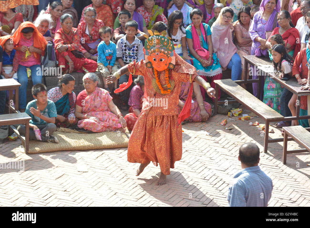 Lalitpur, Nepal. Il 4 giugno, 2016. Una mascherata persona esegue i rituali in occasione di Bagh Bhairav festival, che si celebra una volta ogni dodici anni di Patan Durbar Square,un sito patrimonio mondiale dell'UNESCO in Lalitpur, Nepal, Sabato 04 Giugno 2016.Questo festival è celebrato a offrire preghiere alla Divinità Bagh Bhairav è anche conosciuta come la divinità custode di Kirtipur che è una delle più antiche comunità Newari insediamenti in Nepal. Credito: imagespic/Alamy Live News Foto Stock