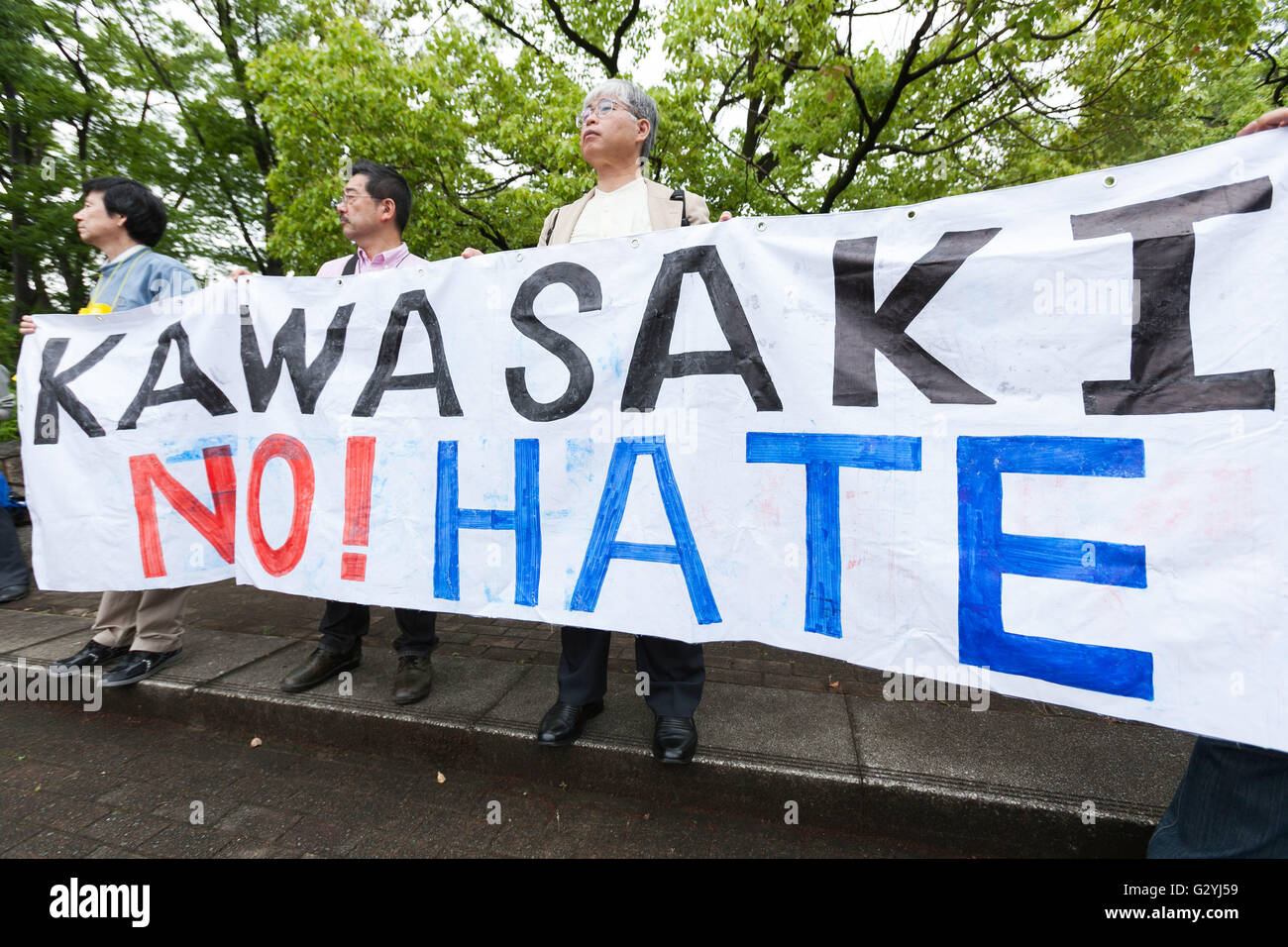 Anti-razzisti contestatori tenere cartelloni durante una dimostrazione contro la discriminazione dei residenti coreani in Kawasaki City il 5 giugno 2016, nella prefettura di Kanagawa, Giappone. Il Yokohama District Court ramo Kawasaki ha concesso un provvedimento provvisorio per impedire anti-Korean dimostrazioni nei parchi pubblici in questa città il giovedì. La decisione della corte è venuto dopo la Kawasaki Municipal Government proibito una richiesta di organizzare odio discorsi in pubblico e manifestazioni contro il coreano residenti. Il Giappone ha recentemente emanato per la prima volta un anti-odio legge. © Rodrigo Reyes Marin/AFLO/Alamy Live News Foto Stock