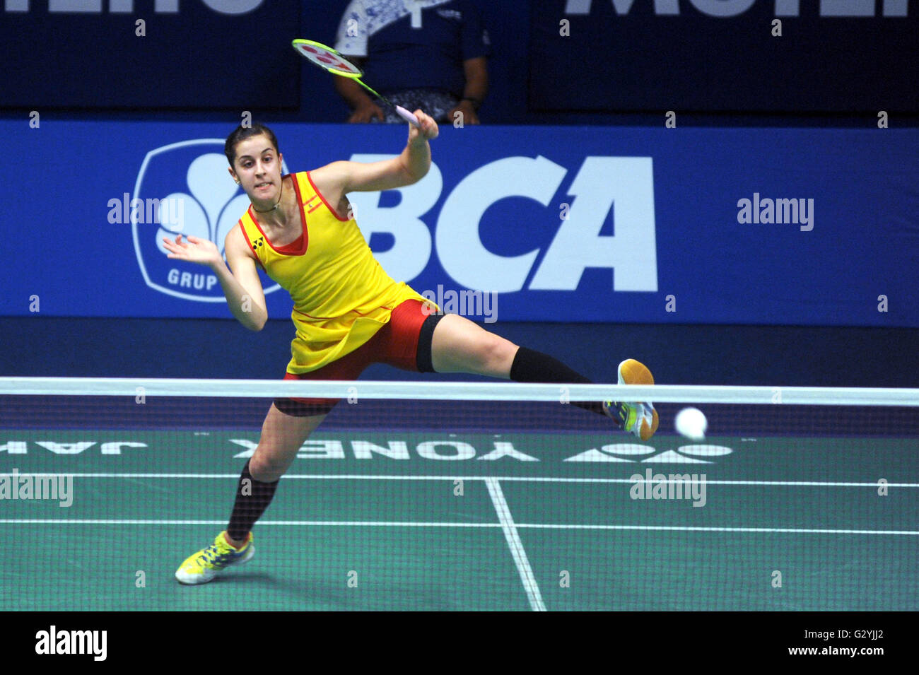 Jakarta, DKI Jakarta, Indonesia. Il 4 giugno, 2016. JAKARTA, Indonesia - 04 giugno : Carolina Marin di Spagna colpisce un ritorno contro Wang Yihan della Cina durante la donna sola in Indonesia Open 2016 a Jakarta, Indonesia il 04 giugno 2016. Wang Yihan della Cina vincere 16-21, 21-11, 21-17 e va in Indonesia finale aperto. © Sijori Immagini/ZUMA filo/Alamy Live News Foto Stock