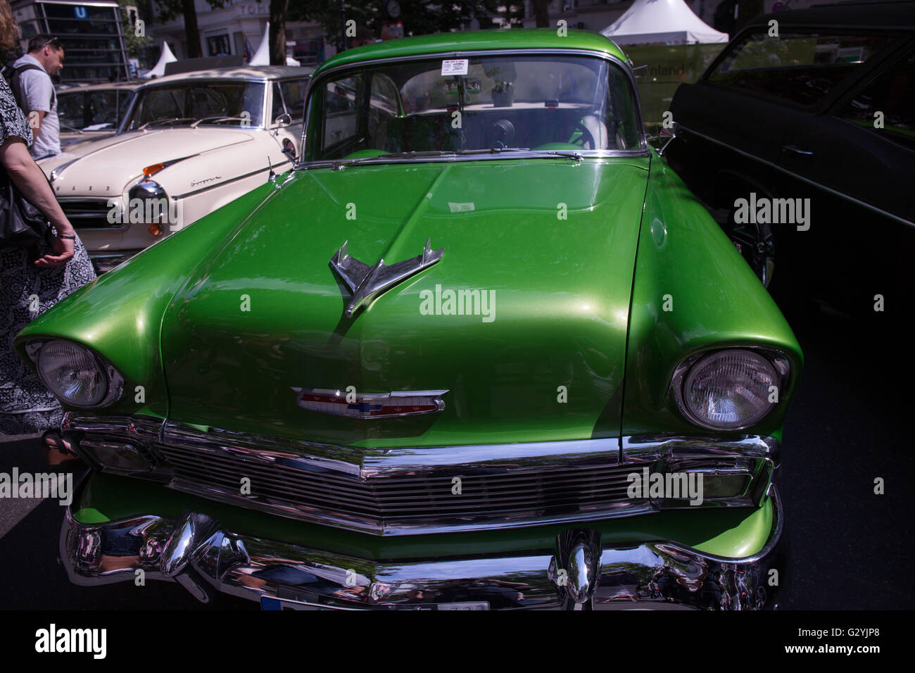 Berlino, Germania. 04 Giugno, 2016. Ci sono oltre 2000 oldtimer che sarà mostrato lungo 2 chilometro di strada Kurfürstendamm. Tra la comunity Oliverplatz e Joachimstaler Straße. C'è anche presentationen, mostra con riconosciuta presentatori. Sabato 4: 10-23h Domenica: 10-20h Credito: Aitor Diego Sanchez/Alamy Live News Foto Stock