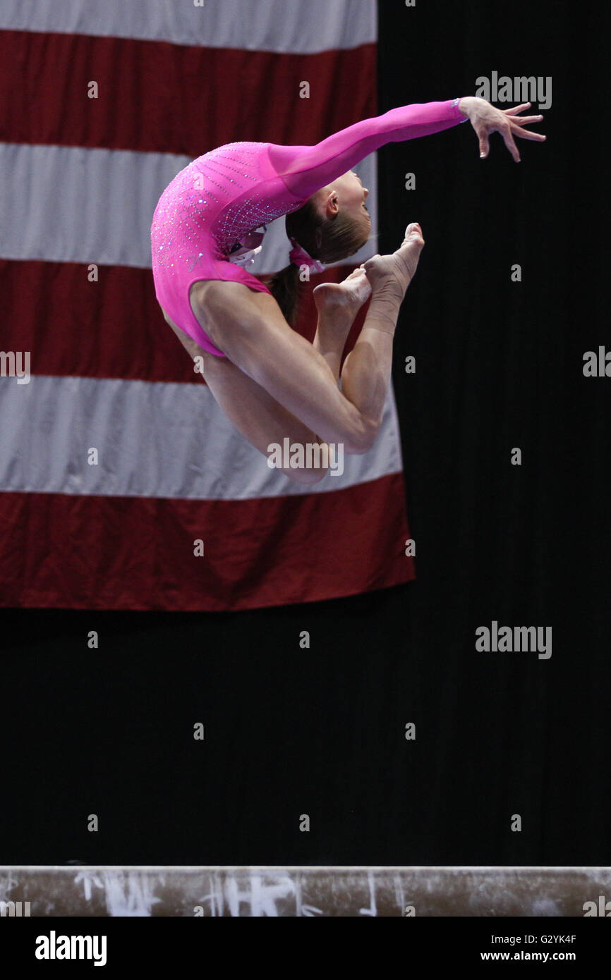 Le barre irregolari. Il 4 giugno, 2016. Ginnasta Kocian Madison (WOGA) sul fascio di equilibrio durante il senior tutto intorno la concorrenza a 2016 Segreti DEGLI STATI UNITI Classic in Hartford, CT. Kocian è arrivato secondo in su le barre irregolari. Melissa J. Perenson/CSM/Alamy Live News Foto Stock