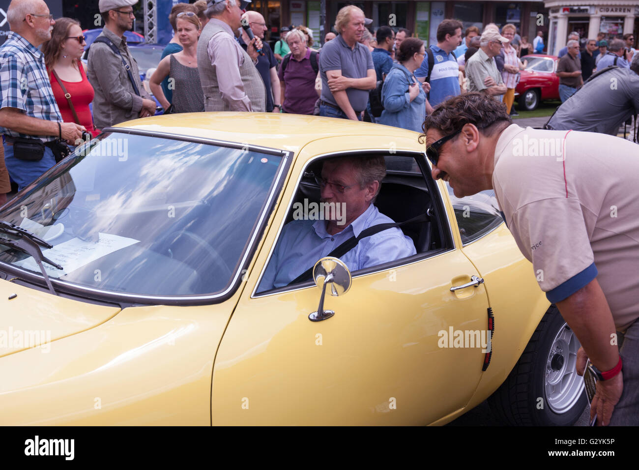 Berlino, Germania. 04 Giugno, 2016. Ci sono oltre 2000 oldtimer che sarà mostrato lungo 2 chilometro di strada Kurfürstendamm. Tra la comunity Oliverplatz e Joachimstaler Straße. C'è anche presentationen, mostra con riconosciuta presentatori. Sabato 4: 10-23h Domenica: 10-20h Credito: Aitor Diego Sanchez/Alamy Live News Foto Stock