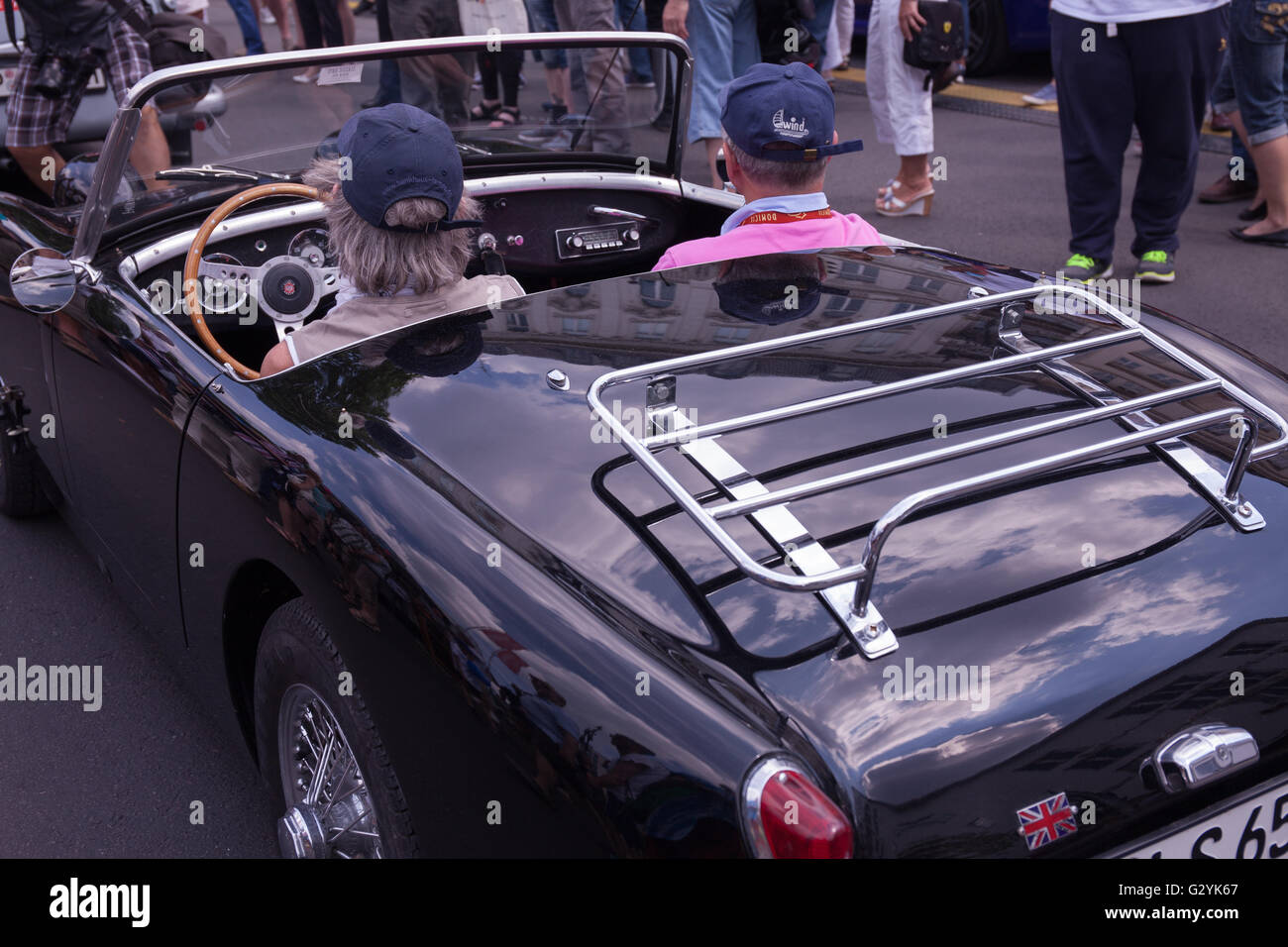 Berlino, Germania. 04 Giugno, 2016. Ci sono oltre 2000 oldtimer che sarà mostrato lungo 2 chilometro di strada Kurfürstendamm. Tra la comunity Oliverplatz e Joachimstaler Straße. C'è anche presentationen, mostra con riconosciuta presentatori. Sabato 4: 10-23h Domenica: 10-20h Credito: Aitor Diego Sanchez/Alamy Live News Foto Stock